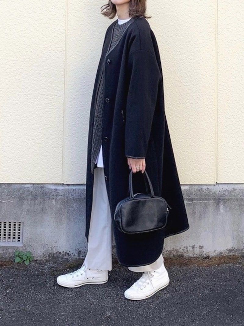 【OKコーデ】黒のロングコートには白のシューズで着ぶくれ見えを防止　出典：WEAR