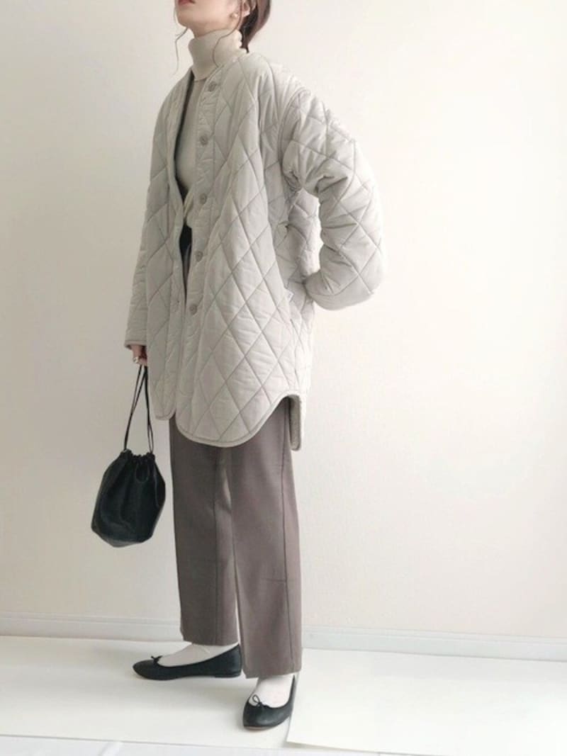 【OK】フラットシューズの時もパンツの裾がもたつかない丈感を選んで　出典：WEAR