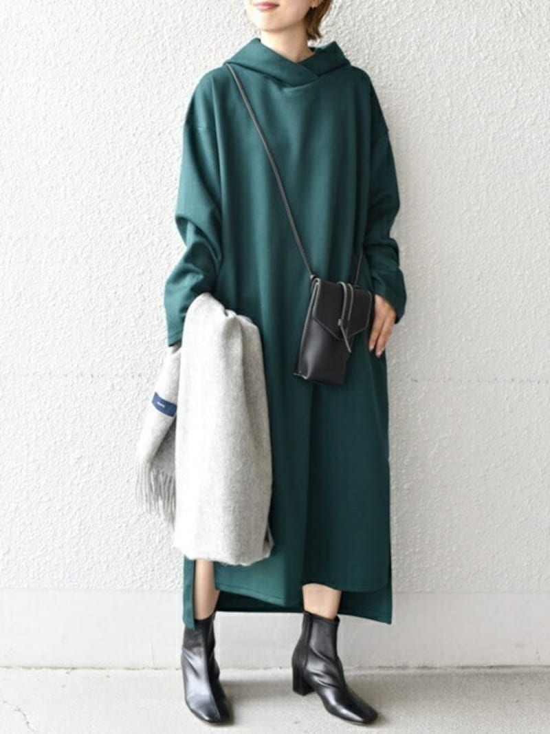 【OKコーデ】濃いめの色とブーツなどの小物使いで大人っぽいスウェットワンピコーデの完成　出典：WEAR