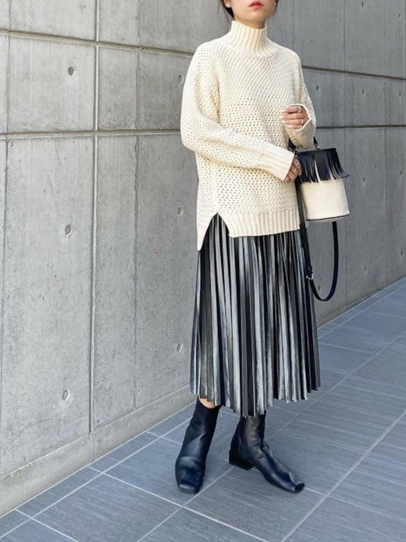 【OKコーデ】編み目の目立つざっくりニットはツヤ感スカートで都会的に　出典：WEAR