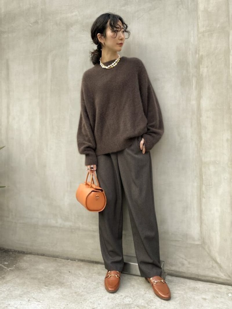 【OKコーデ】ニットにキラキラした飾りが縫い付けられているものより、アクセサリーを足す法が大人にまとまります　出典：WEAR