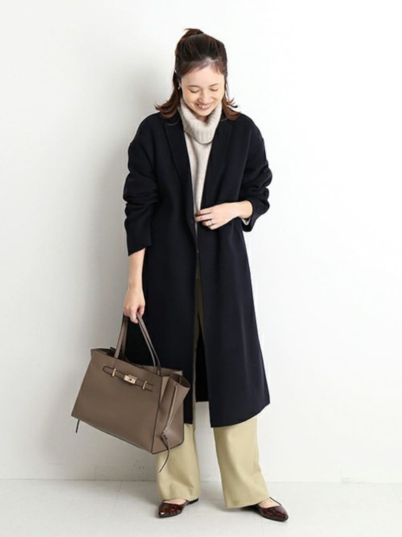 着ぶくれしそうな白でも縦長に見せるとすっきり着られます　出典：WEAR