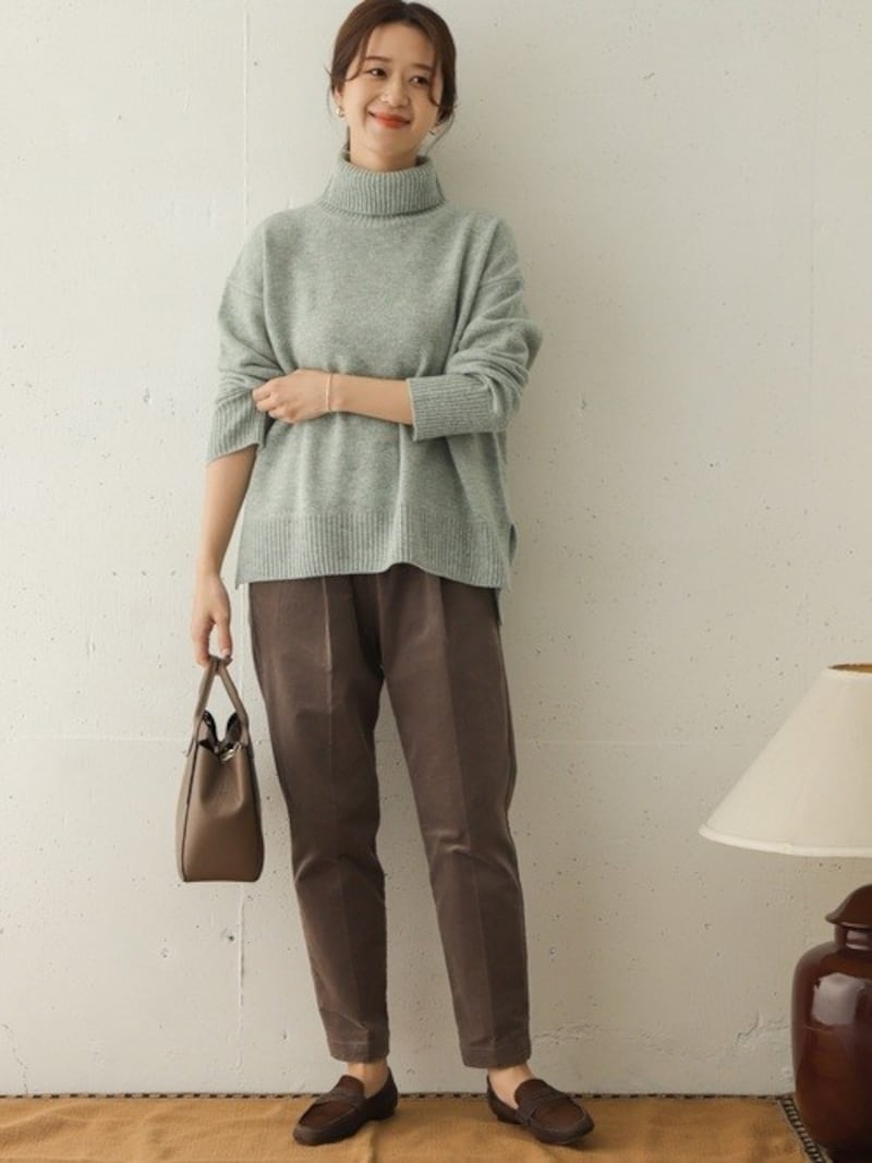 きれい色のニットはセンタープレス入りのパンツと相性ばっちり　出典：WEAR