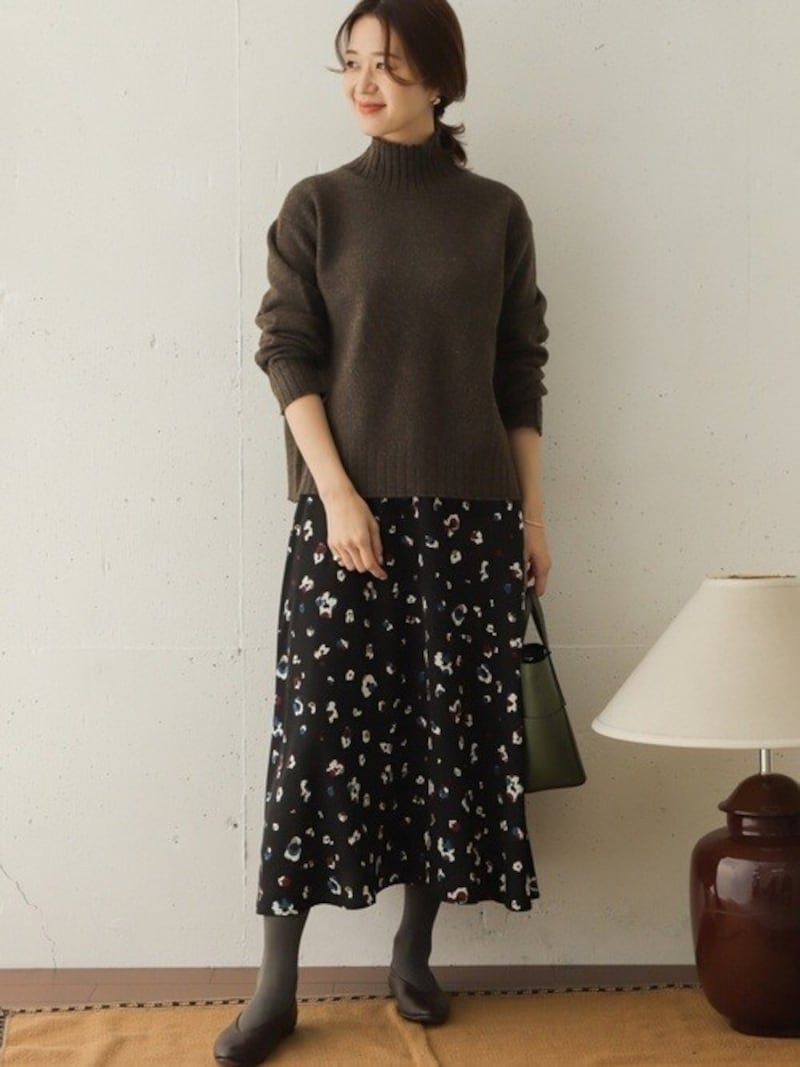 ニットとタイツの色を揃えると柄スカートでもすっきり見えます　出典：WEAR