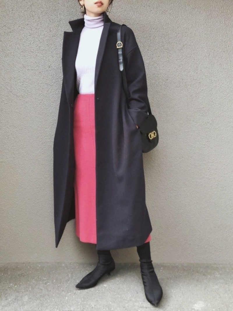 ダークカラーの分量を増やせばピンクも大人に着られます　出典：WEAR