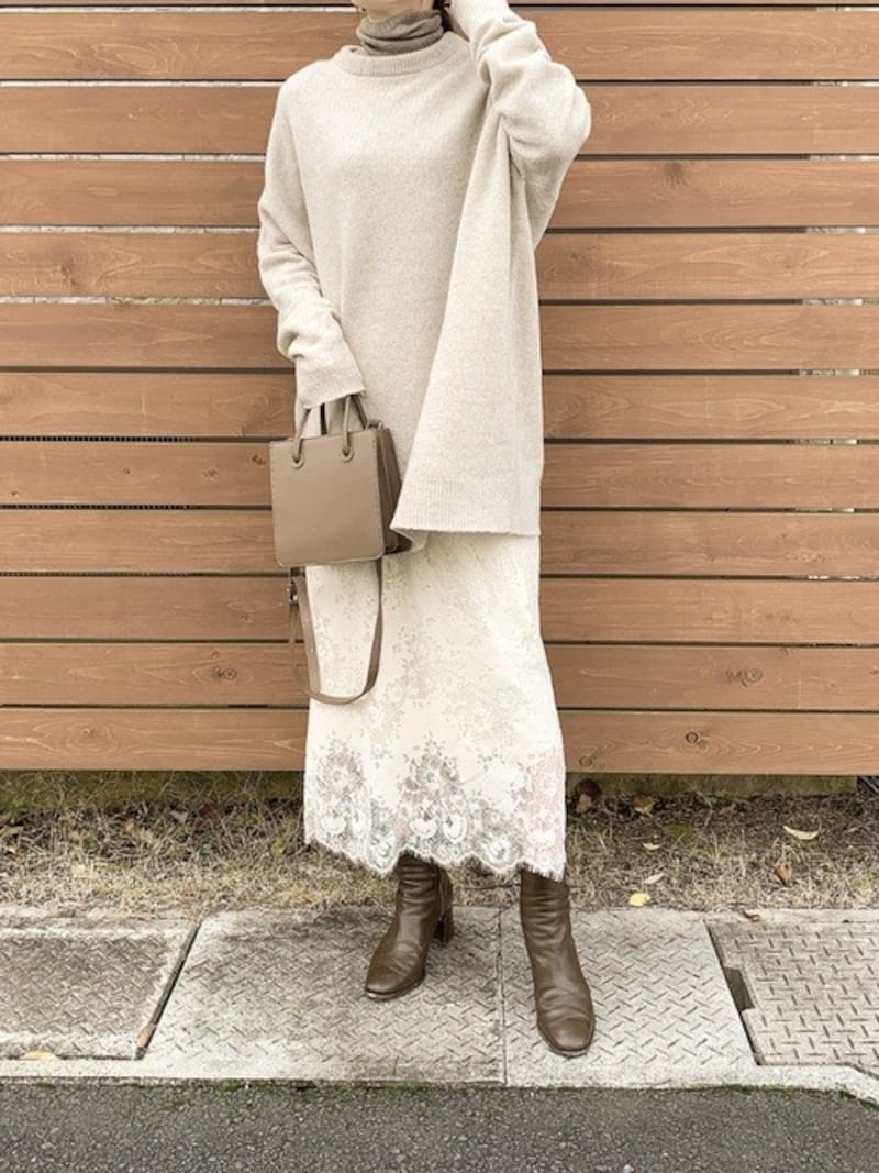 ゆるっとしたトップスとワントーンでレースをなじませて　出典：WEAR