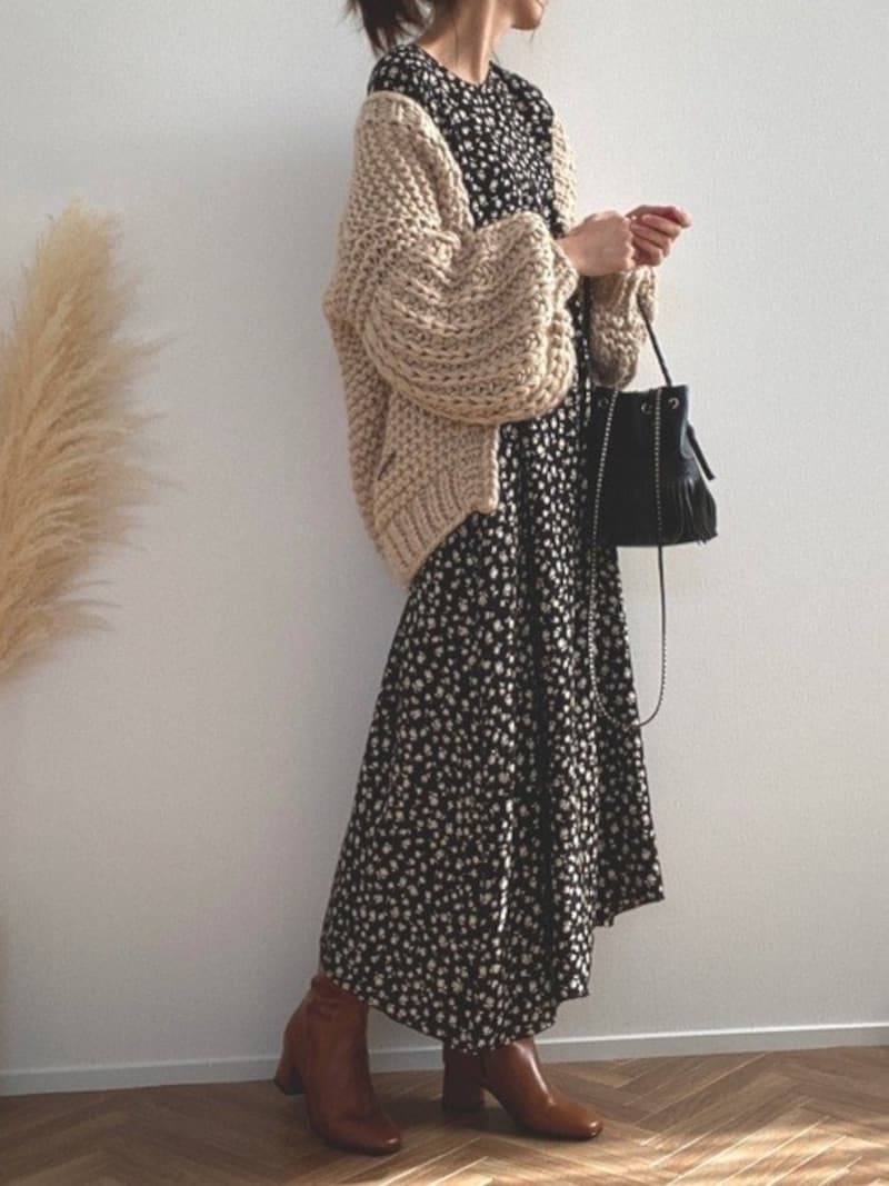 フェミニンな柄ワンピースは目立ちすぎないカラーでシックに　出典：WEAR