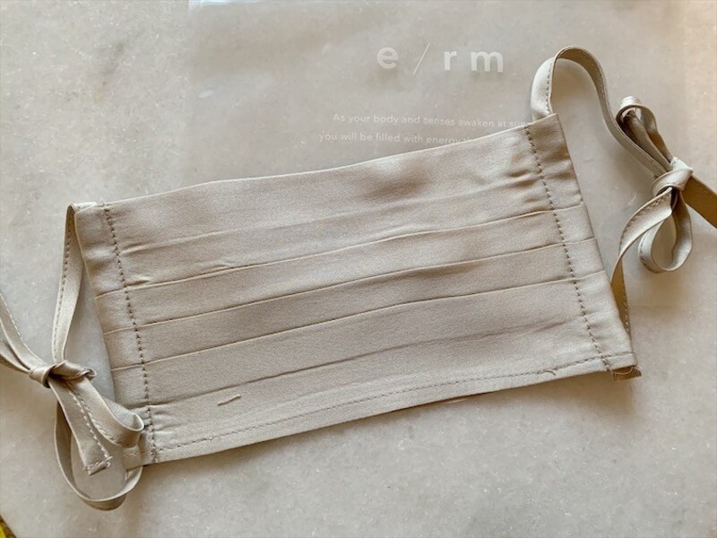 ごく薄手の柔らかなシルク生地ですが、プリーツが伸びるのでつけ心地は◎