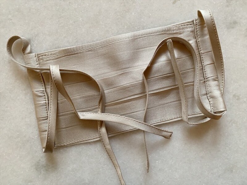 サイドは紐を結ぶタイプの仕様になっています