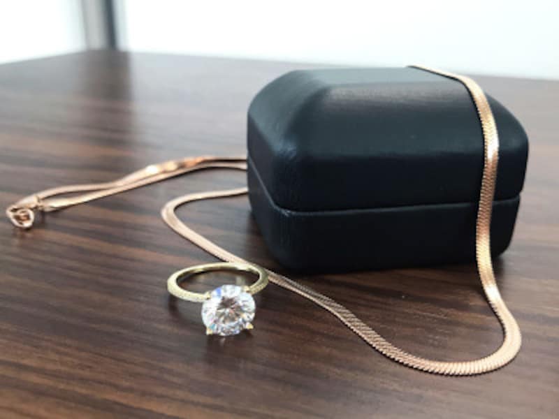 (左)シルバー925製3ctジルコンリング 527円(送料無料) (右)ステンレス製スネークチェーンネックレス 171円(送料無料)