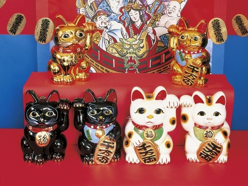 縁起物として人気の招き猫。その発祥・由来は諸説あり、定かではありません
