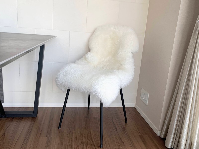 ダイニングチェアにムートンをかけて使用した様子