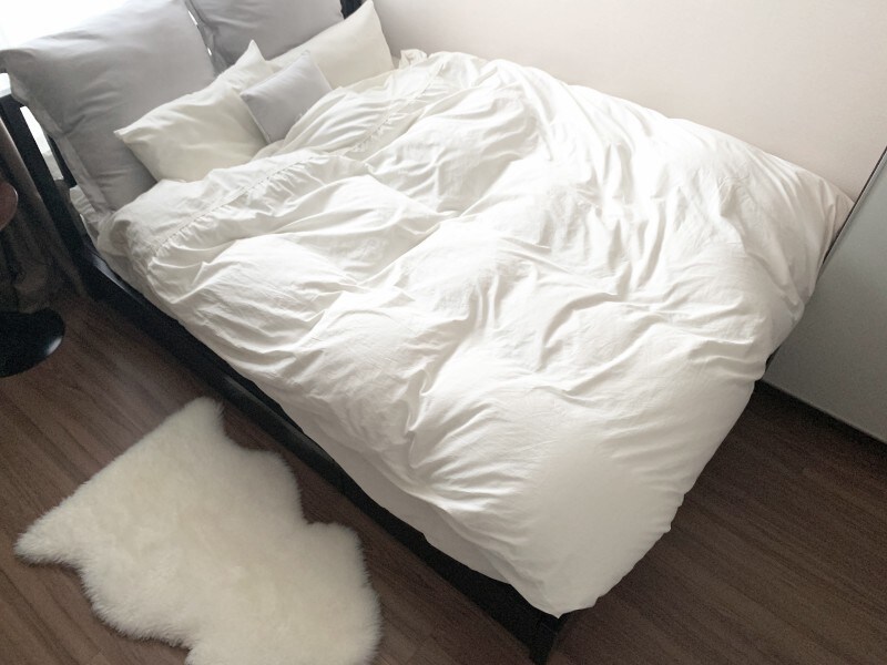 ベッドの足元にムートンを敷いた事例