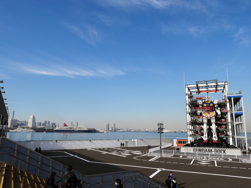 ガンダムラボの階段から見た実物大ガンダム(2020年11月30日撮影)