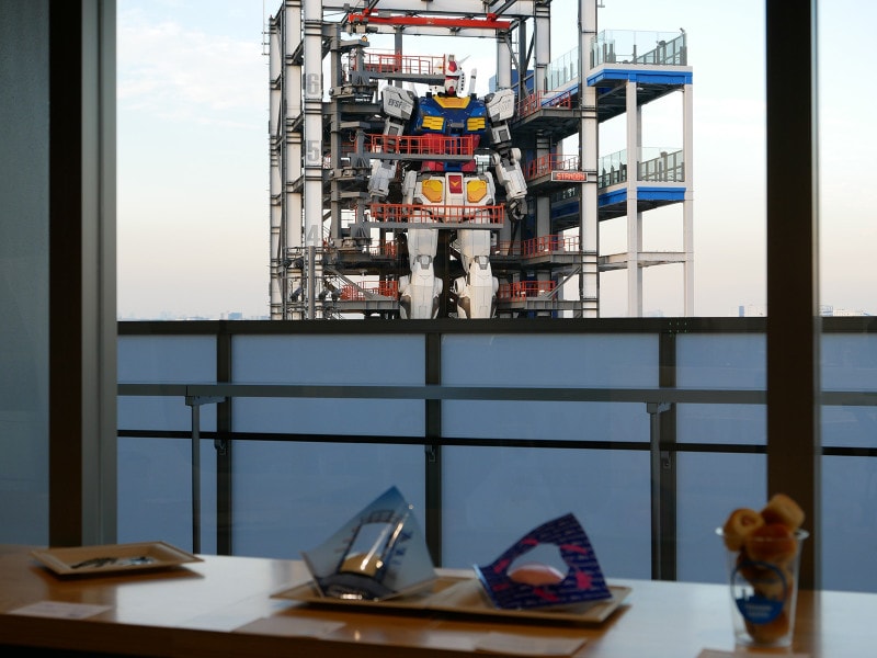 ガンダムカフェのテラス席や店内からも実物大ガンダムがよく見えます(2020年11月30日撮影)