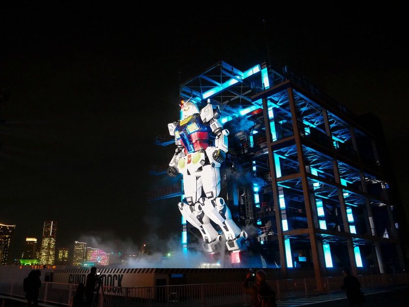 横浜ならではの風景を撮るなら右側から。日没後はライトアップが行われます(2020年11月30日撮影)