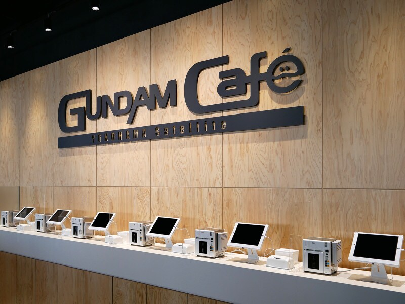 ガンダムカフェではスタッフとの接触を最小限に抑えるため、キャッシャーで事前に会計をすませます(2020年11月30日撮影)