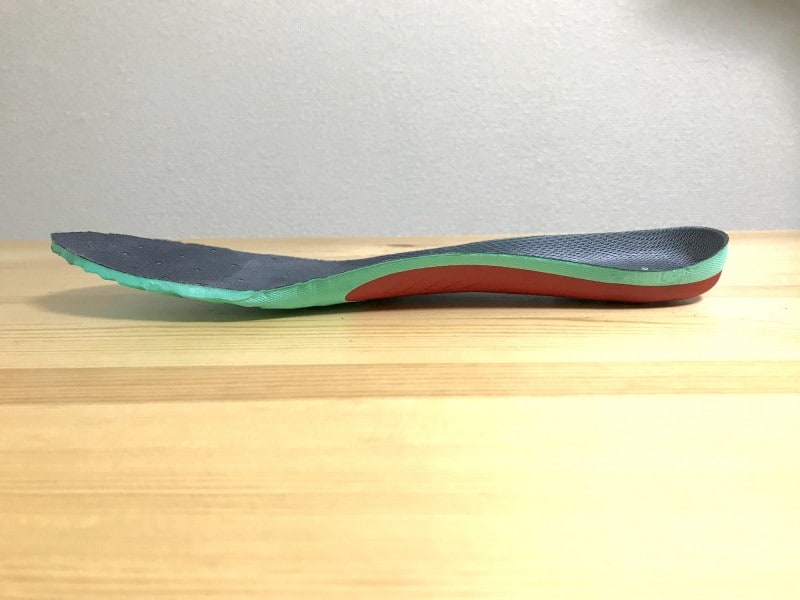 インソール自体は薄いためどんな靴にも挿入しやすい
