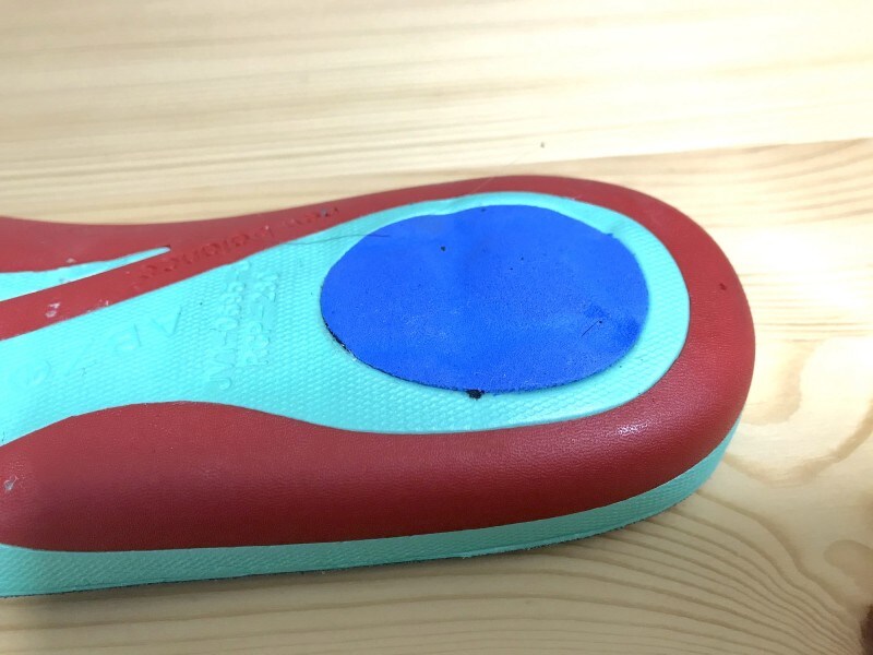 青い部分に独自の衝撃吸収素材を採用