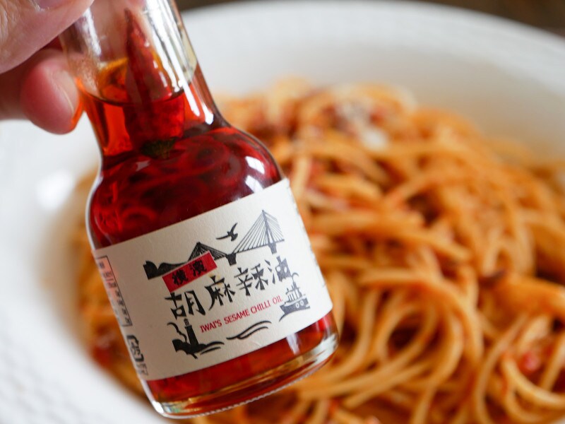 横浜の老舗・岩井の胡麻油「横濱胡麻辣油」で味変