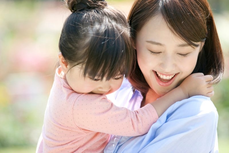 いつまでも今の辛い子育ては続きません。やがて子どもが成長すれば、子どもが「お母さん」と後追いしてきたことも、おもちゃの片付けや泥だらけの洗濯物も、全て懐かしくなる時が、来るのです