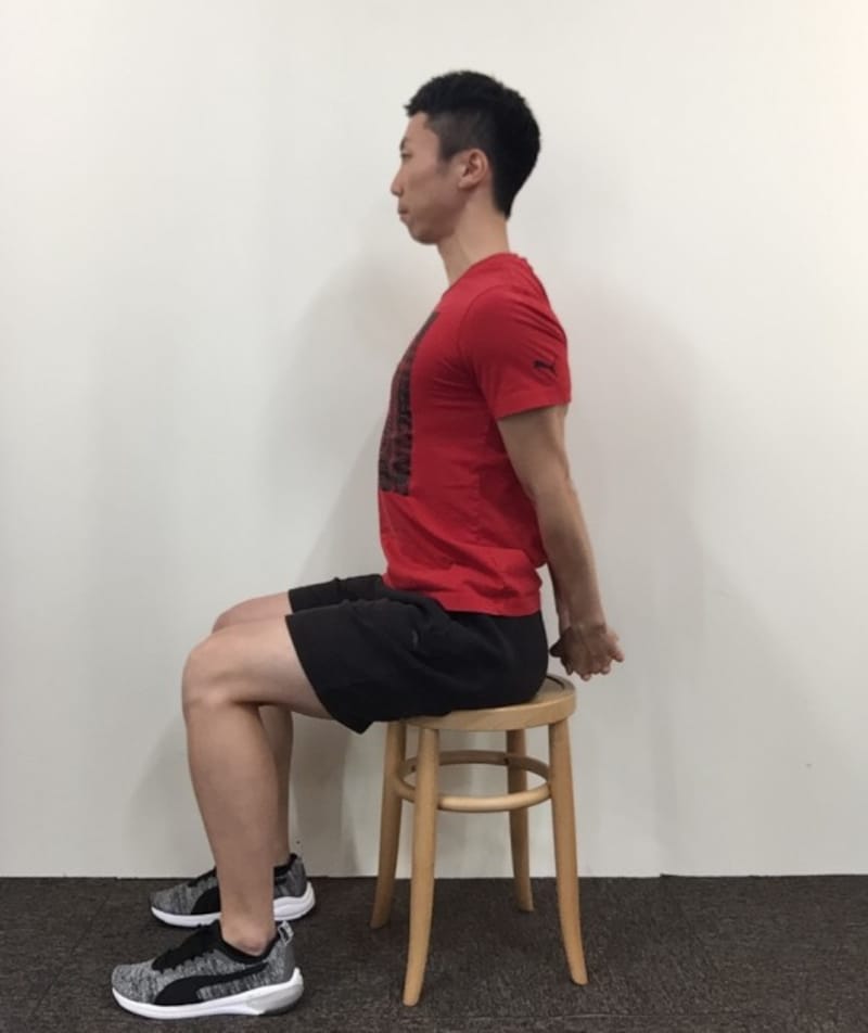 1. 椅子に腰かけ後ろ手に組む