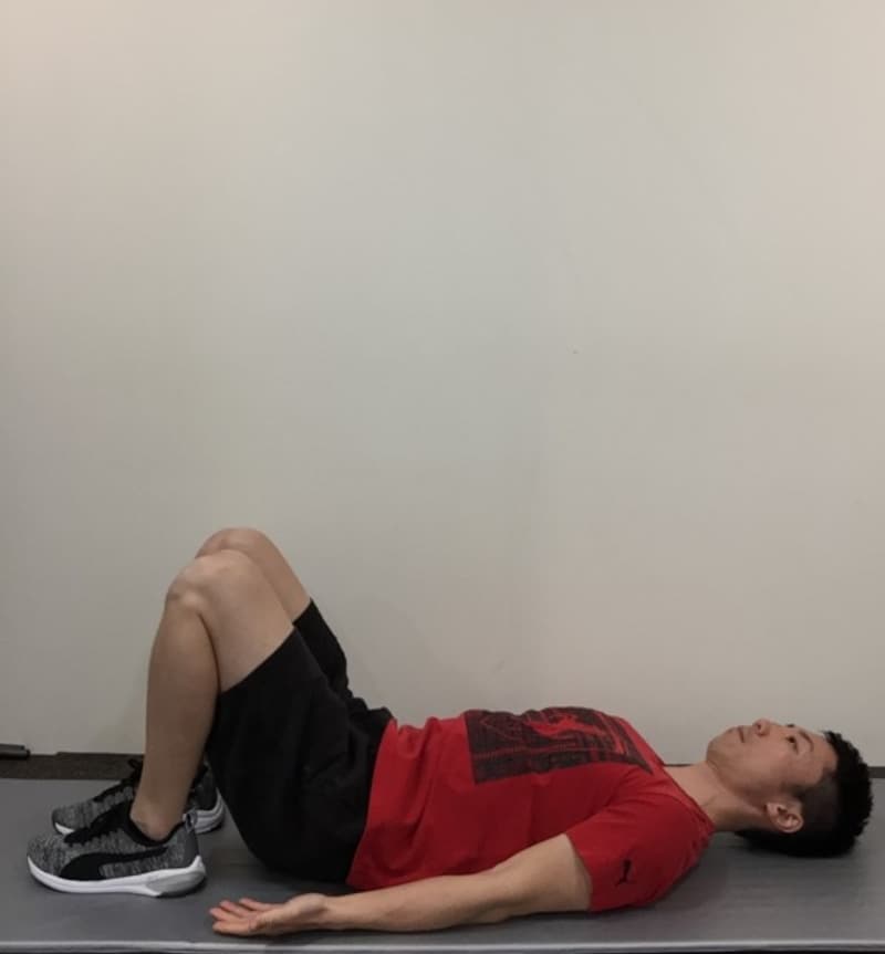 1. 仰向けになります。膝を立て、脚幅は肩幅にひらきましょう。