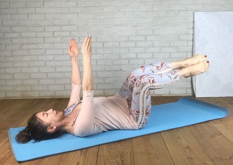 みぞおち辺りからゆっくりねじります