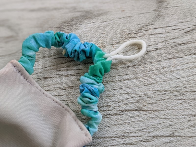 ゴム紐の長さを調整できるサクラスリングマスク