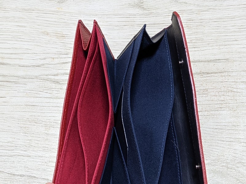 お札入れ、小銭入れが2つずつあるアブラサスのツインズ財布