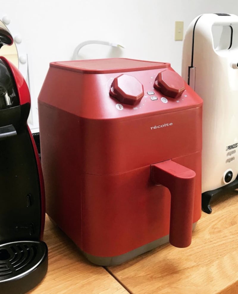 レコルト「エアーオーブン」。カラーはレッドのほかクリームホワイトも