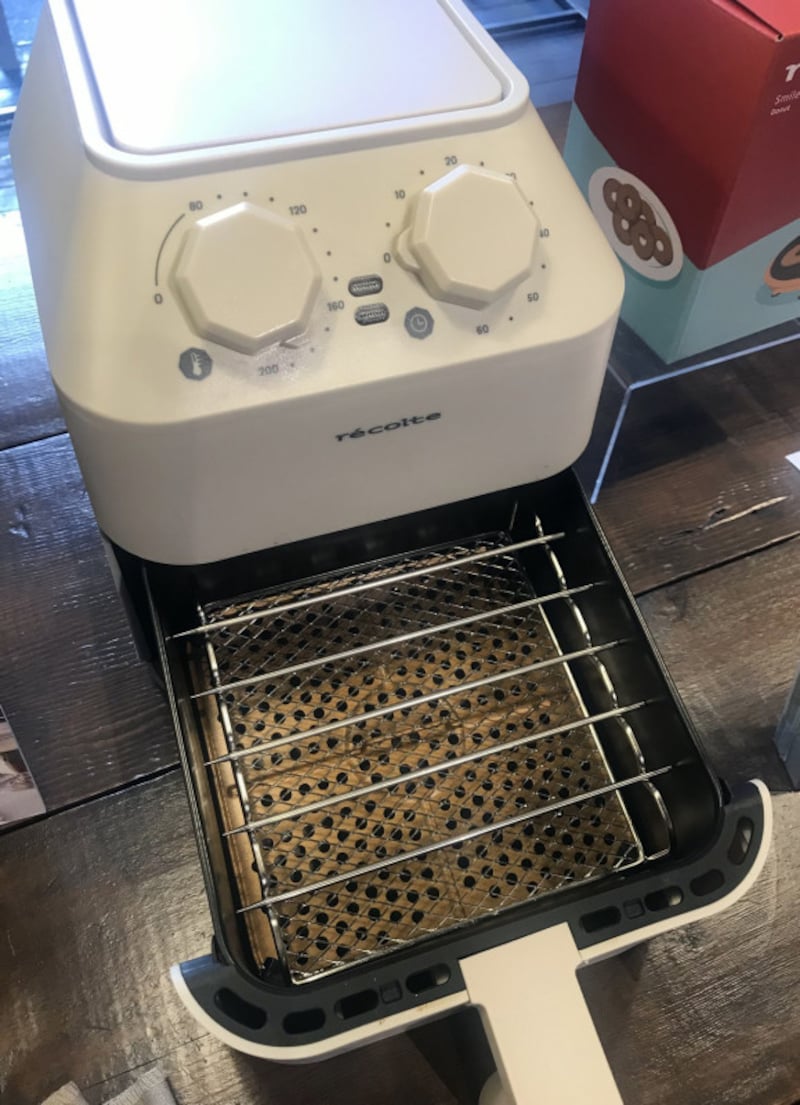 オプションでバスケットの中に置いて使う専用2ウェイラック(串付き)もあります