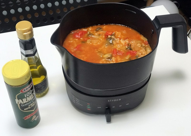 トマトスープに残りご飯を入れてリゾットに。テーブルで調理できるのが便利です
