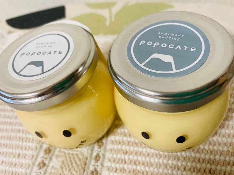 ふたのシールで固さを見分ける。左は「ポポやわ」右が「ポポかた」