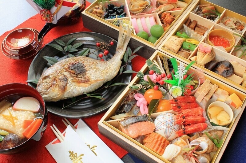 おせち料理は、新年を無事に迎えられたことに対しての神様への感謝のお供え物。祝い箸は、一方は人が食べるために、もう一方は神様が食べるために使う