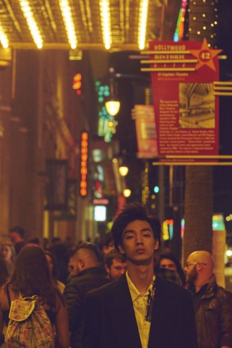 都会の雑踏が似合う。溶け込んでも埋もれない演技が光る。(出典:Amazon)