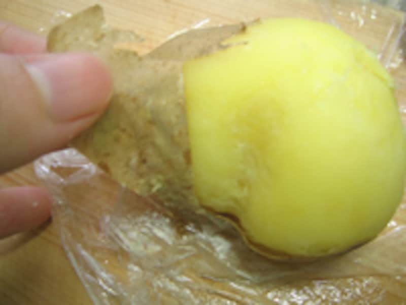 ジャガイモをつぶします