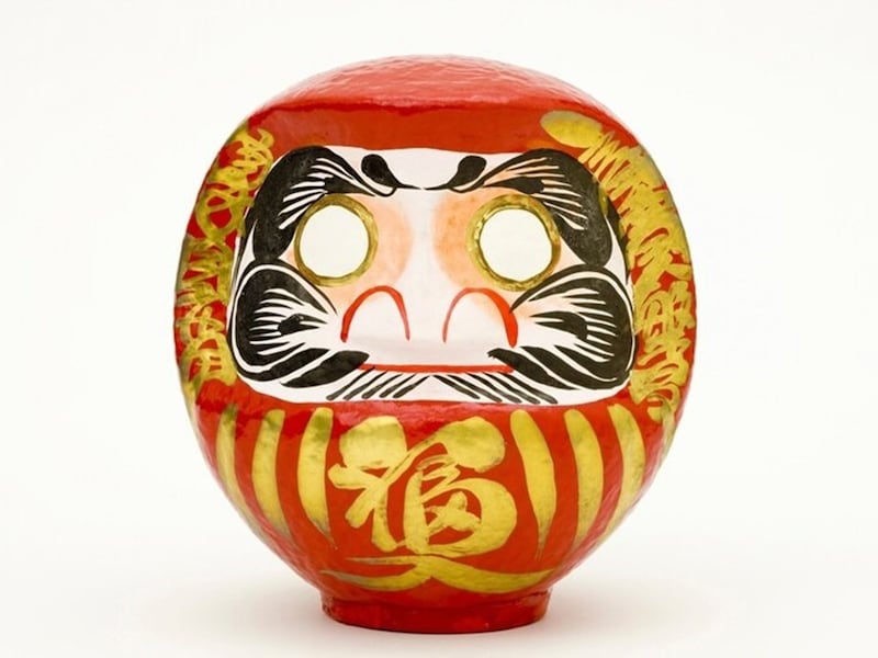 だるまはどうして縁起物なの？ だるまの由来や達磨大師、目の入れ方や色による意味の違い、飾り方、処分方法などの疑問にお答えします