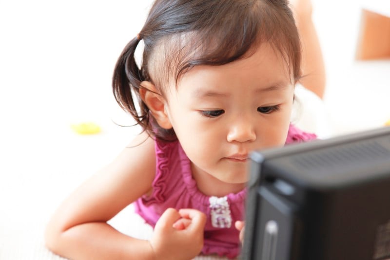 幼い子どもの場合、親は必ず一緒に観て、時々「怖くない?大丈夫?」「悪者が退治されているね」など声をかけるとよいでしょう