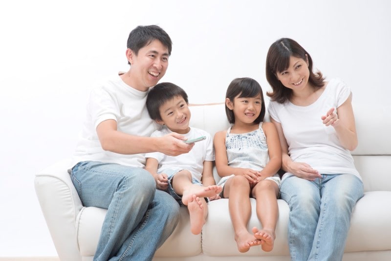これから大人になっていく子どもの世界には、昨今、様々なメディアとの出会いが溢れています。幼いうちに理解の仕方や、正しい付き合い方を教える機会にするのもよいでしょう