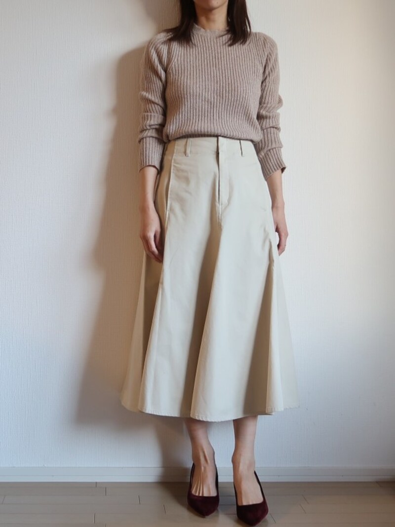 コットンツイルのハリのある素材感＆フレアでほっこりしないのが大人向け　出典：WEAR