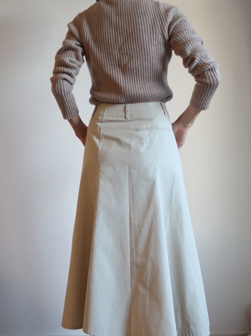 ポケットが片方だけについていて、おしゃれ感をプラスしてくれます