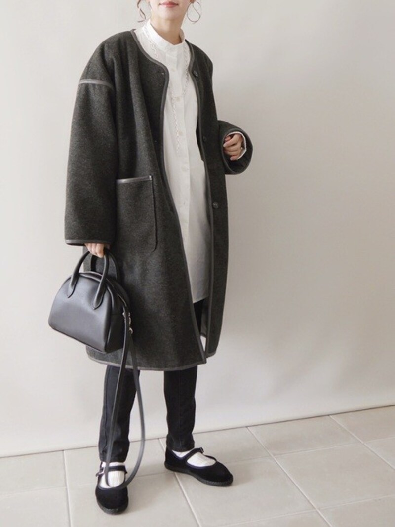 清潔感のある白シャツは下に重ね着して今から着るのがおすすめ 出典:WEAR