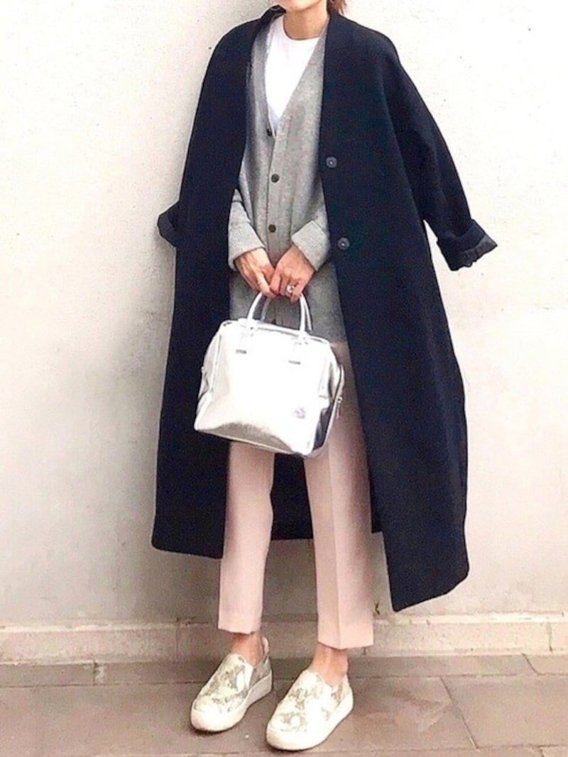 ゆったりしたメンズカーデ&ピンクパンツのバランスが絶妙 出典:WEAR