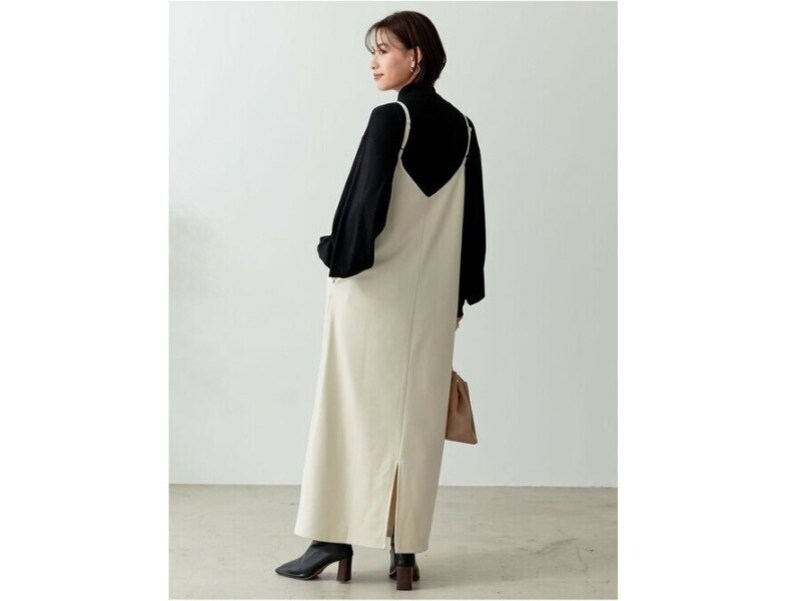 面積が広がりがちなワンピのレイヤードはモノトーンでスタイリッシュに　出典：WEAR
