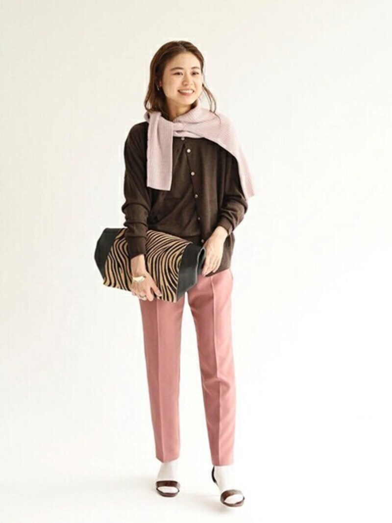 シルエットがきれいなピンクのパンツは大人コーデに最適 出典:WEAR