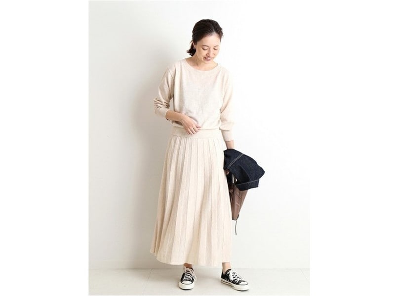 ウエストの位置にアクセントがあるだけですっきりスタイルよく見えます　出典：WEAR