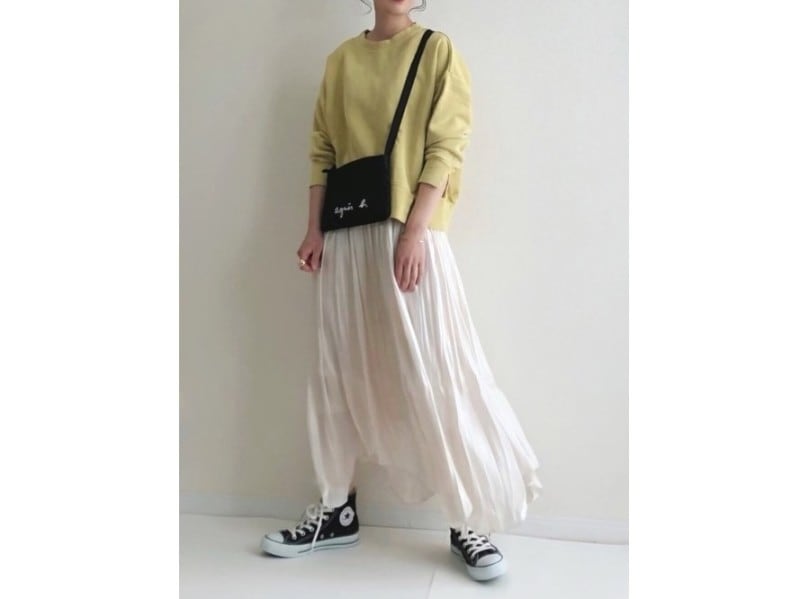 裾にアクセントのある「ランダムヘムギャザースカート」　出典：WEAR