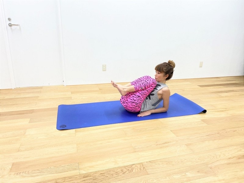 下腹引締めエクササイズ1：両膝を胸に引寄せ、腹筋を収縮させます