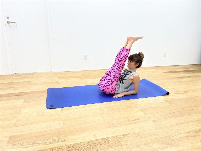 下腹引締めエクササイズ2：両膝をまっすぐ伸ばして5秒キープ。